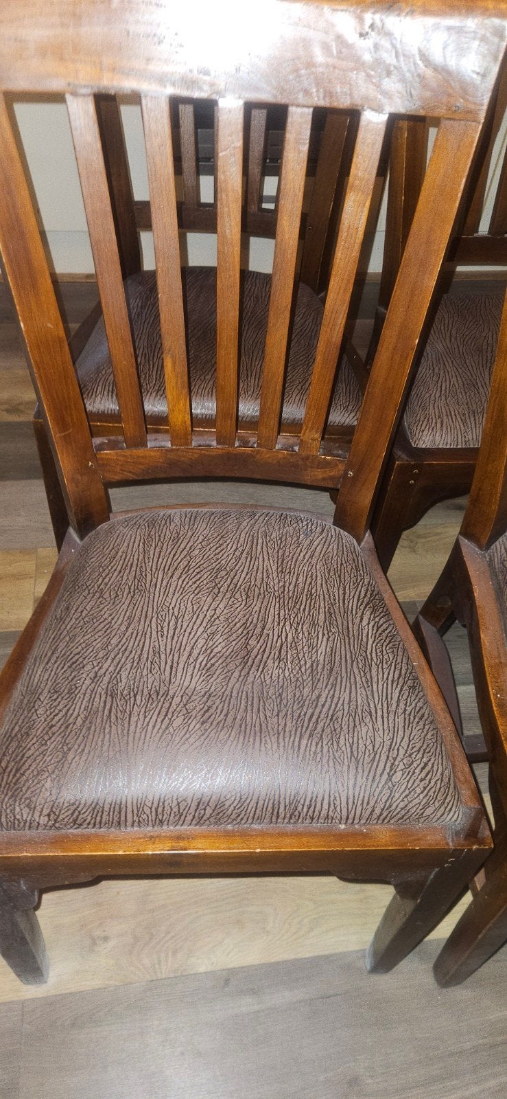 Set van 6 houten eetkamerstoelen met lederen  zitting, Huis en Inrichting, Hout, Gebruikt, Bruin, Klassiek