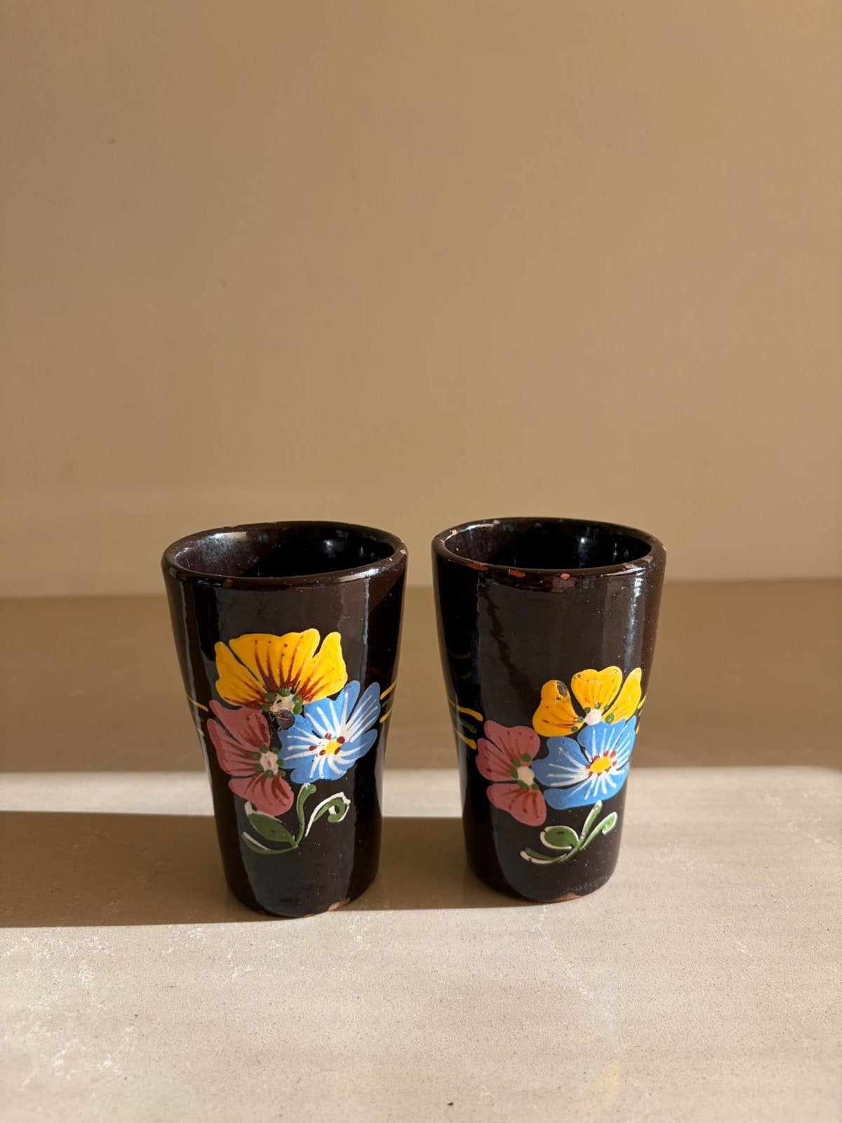 Vintage Keramiek Bekers met Handgeschilderde Bloemen, Antiek en Kunst, Ophalen of Verzenden