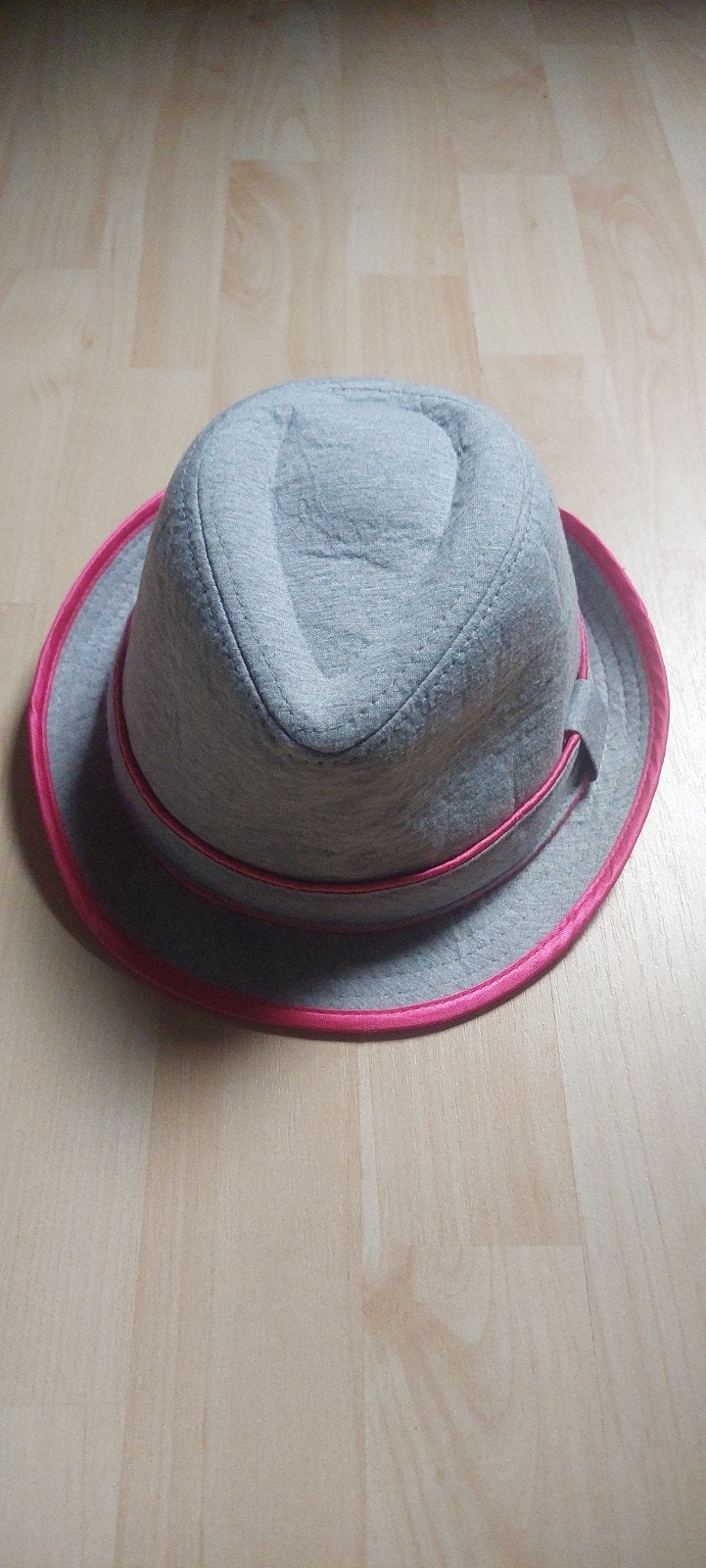 Grijze Fedora Hoed met Roze Rand - Zo goed als nieuw, Hoed, One size fits all, Ophalen of Verzenden, Onbekend