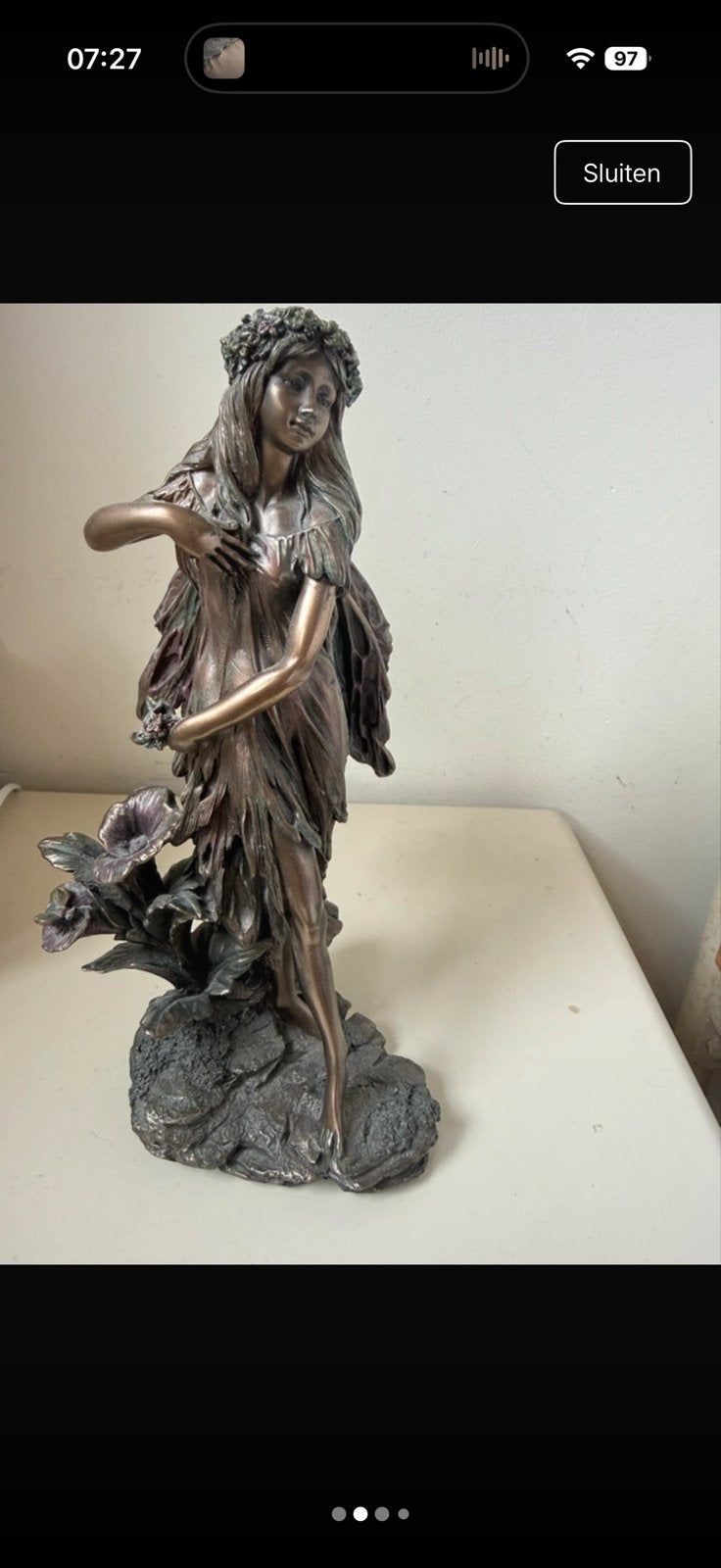 Bronzen beeld van een fee met bloemen, Antiek en Kunst, Ophalen of Verzenden, 20 - 50 cm, Beeld, Bruin