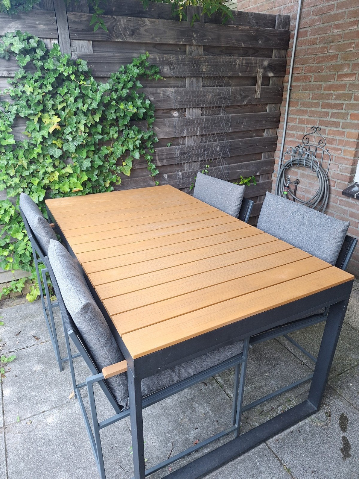 Tuintafel en 4 stoelen inclusief kussens, Ophalen, Gebruikt, Kunststof