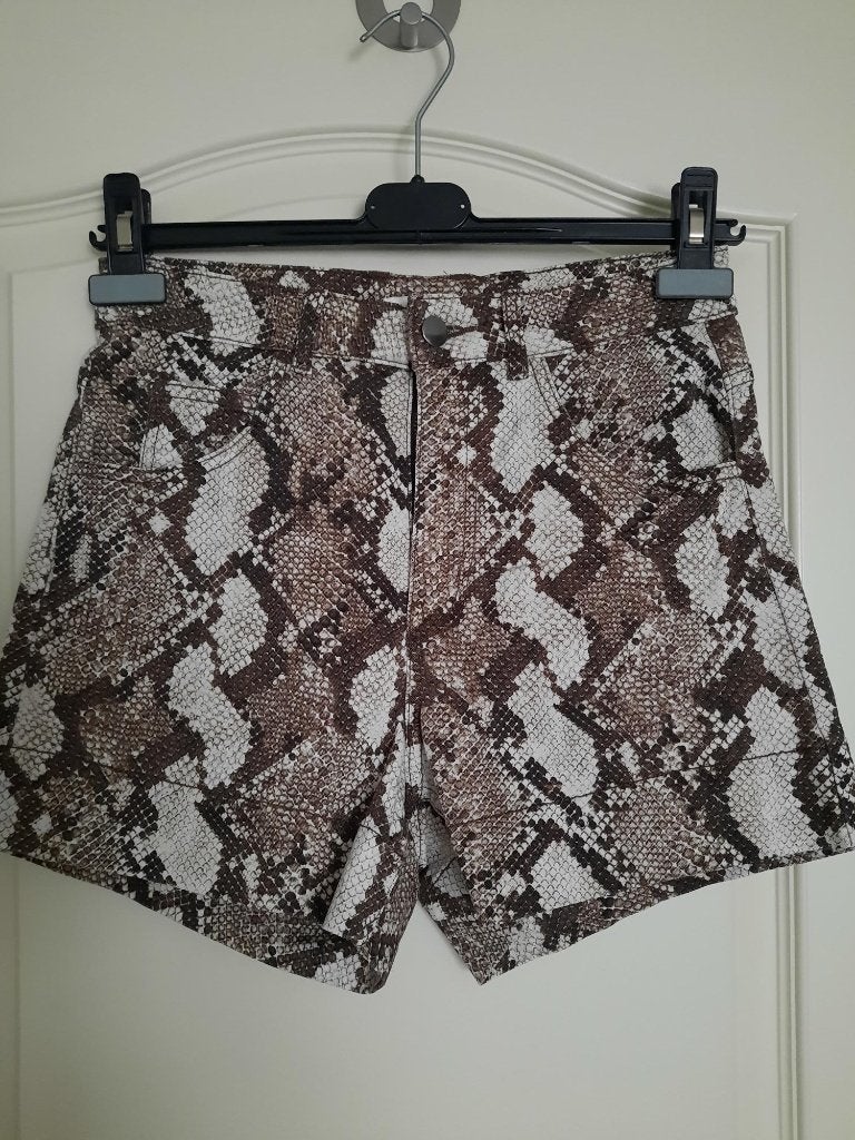 Broek H&M (slangen print) maat : 36 Kleur : Beige, H&M, Kort, Meerkleurig, Nieuw