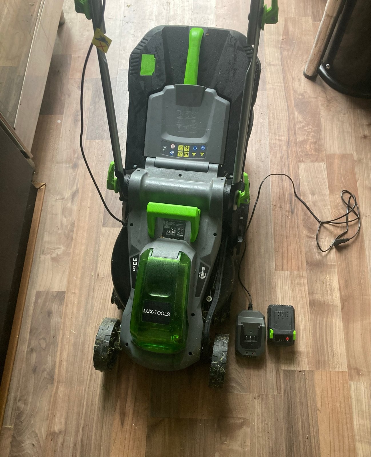 Accu grasmaaier LUX-TOOLS 33cm met accu en lader, Ophalen, Cirkelmaaier, Gebruikt, Accu-grasmaaier