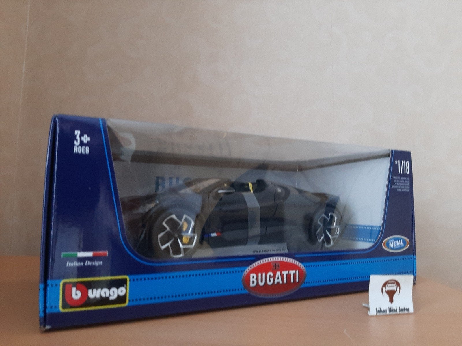 Bugatti W16 Mistral Cabriolet Pearl Black van Bburago 1:18, Auto, Nieuw, Ophalen of Verzenden, Bburago