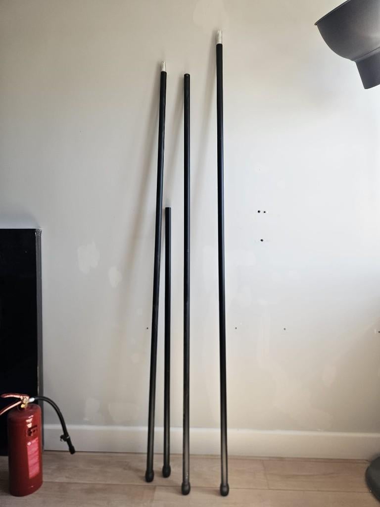 2 zwarte gordijnroedes incl. bevestigingsmateriaal, Ophalen, Gebruikt, Zwart, 200 cm of meer