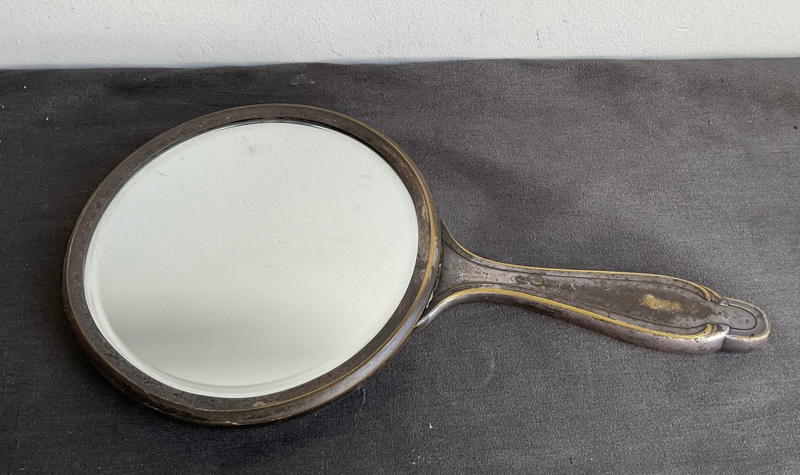 Antieke metalen handspiegel geslepen spiegelrand, Ophalen of Verzenden, Rond, Minder dan 50 cm