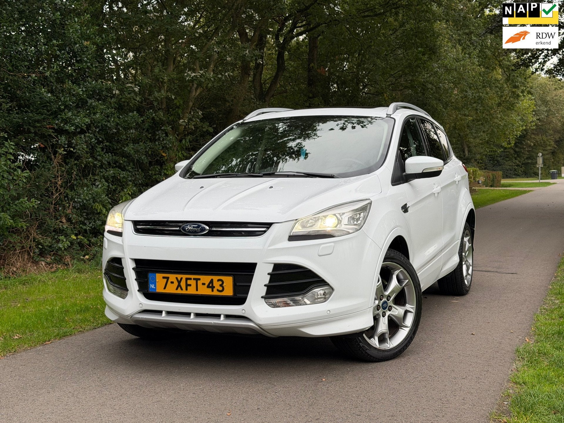 Ford Kuga 1.6 Titanium Plus 4WD | Pano + Keyless + Camera Nu, Auto's, Gebruikt, Zwart, 4 cilinders, Leder en Stof