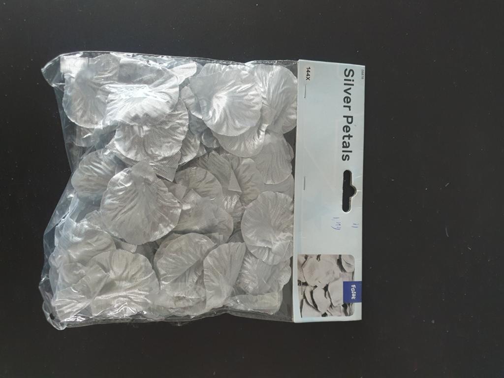 Nieuwe stoffen rozenblaadjes zilverkleurig - 144 stuks, Ophalen of Verzenden, Nieuw