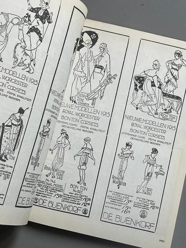Eene wandeling door den Bijenkorf - Catalogus, Ophalen of Verzenden, Zo goed als nieuw, Mode algemeen