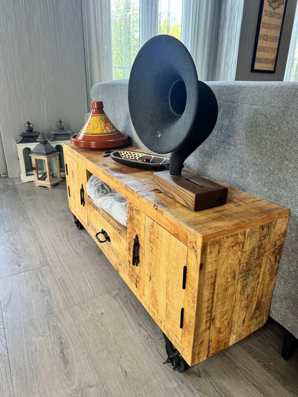 Robuust mangohouten tv-meubel op wielen, Ophalen, Gebruikt, 100 tot 150 cm, Minder dan 100 cm