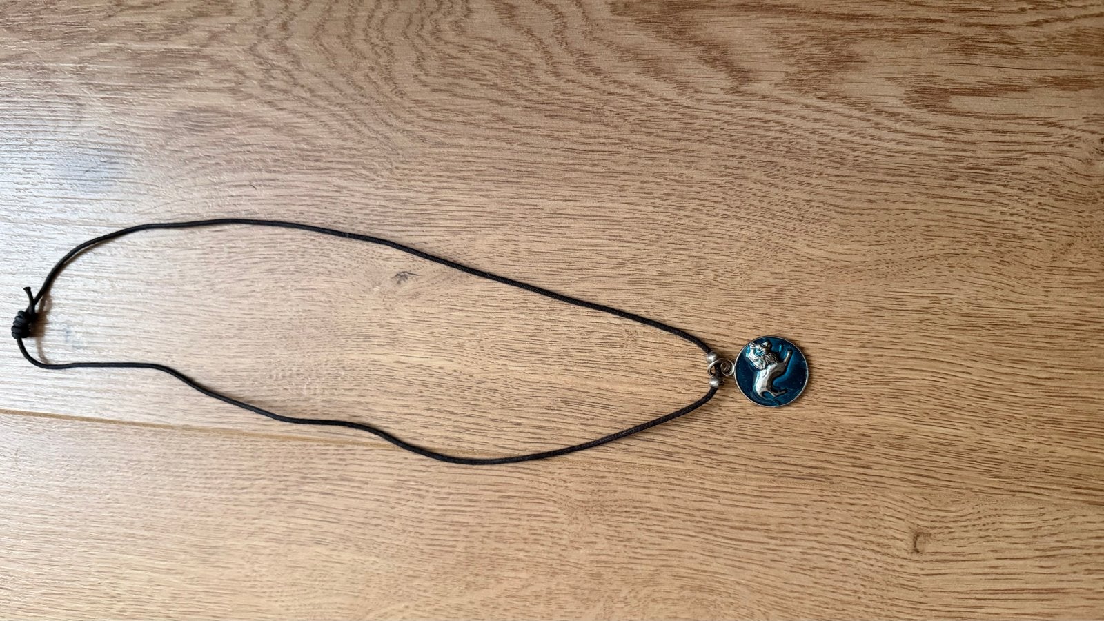 Zwarte ketting met blauwe hanger - Leeuw sterrenbeeld, Gebruikt, Verzenden, Zwart, Overige materialen