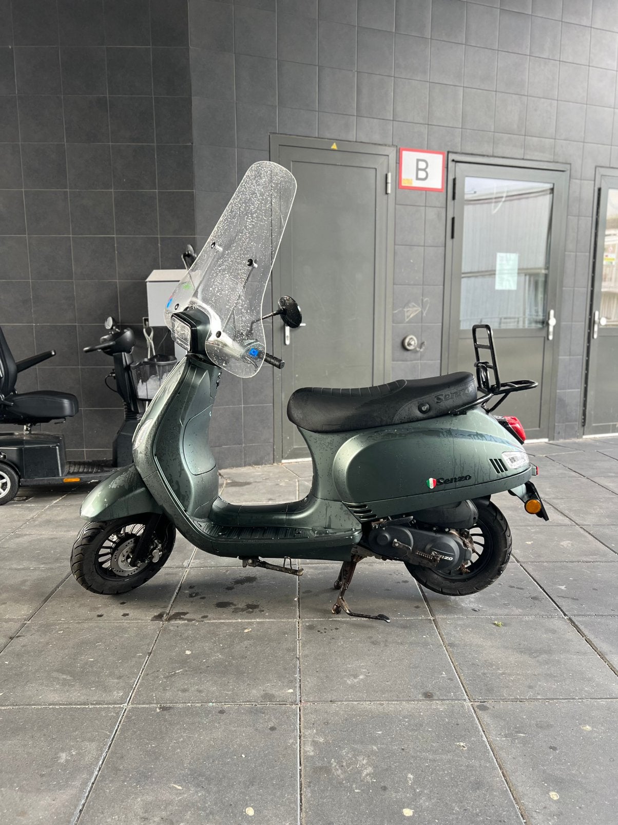 Senzo Rivalux (2023) Mat Groen, Geel Kenteken, 4.314 km, Zo goed als nieuw, Benzine, Ophalen, Overige merken
