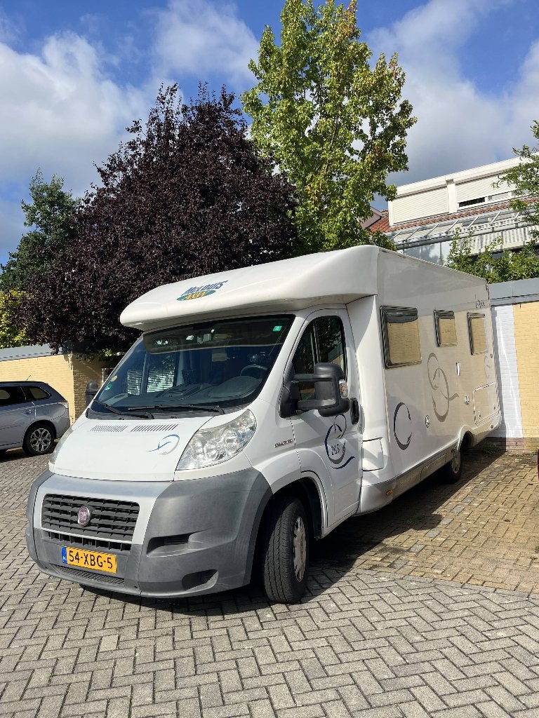 Zeer nette Mc Louis Lagan, frans bed en 2x airco!, Caravans en Kamperen, Bestuurdersdeur, Ringverwarming, Fiat, Koelkast