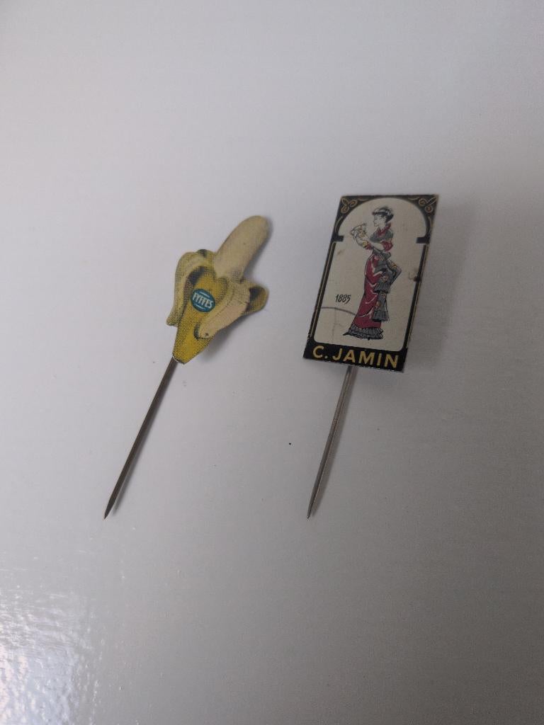 Twee speldjes banaan en 1885 c. Jamin, Verzamelen, Speldjes, Pins en Buttons, Ophalen of Verzenden, Zo goed als nieuw, Overige onderwerpen