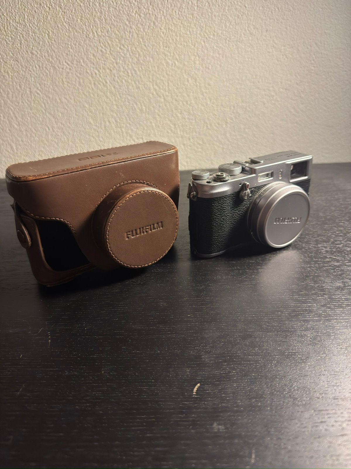 FUJIFILM X100 + hoesje, Audio, Tv en Foto, Fotocamera's Digitaal, Ophalen of Verzenden, Zo goed als nieuw, Geen optische zoom
