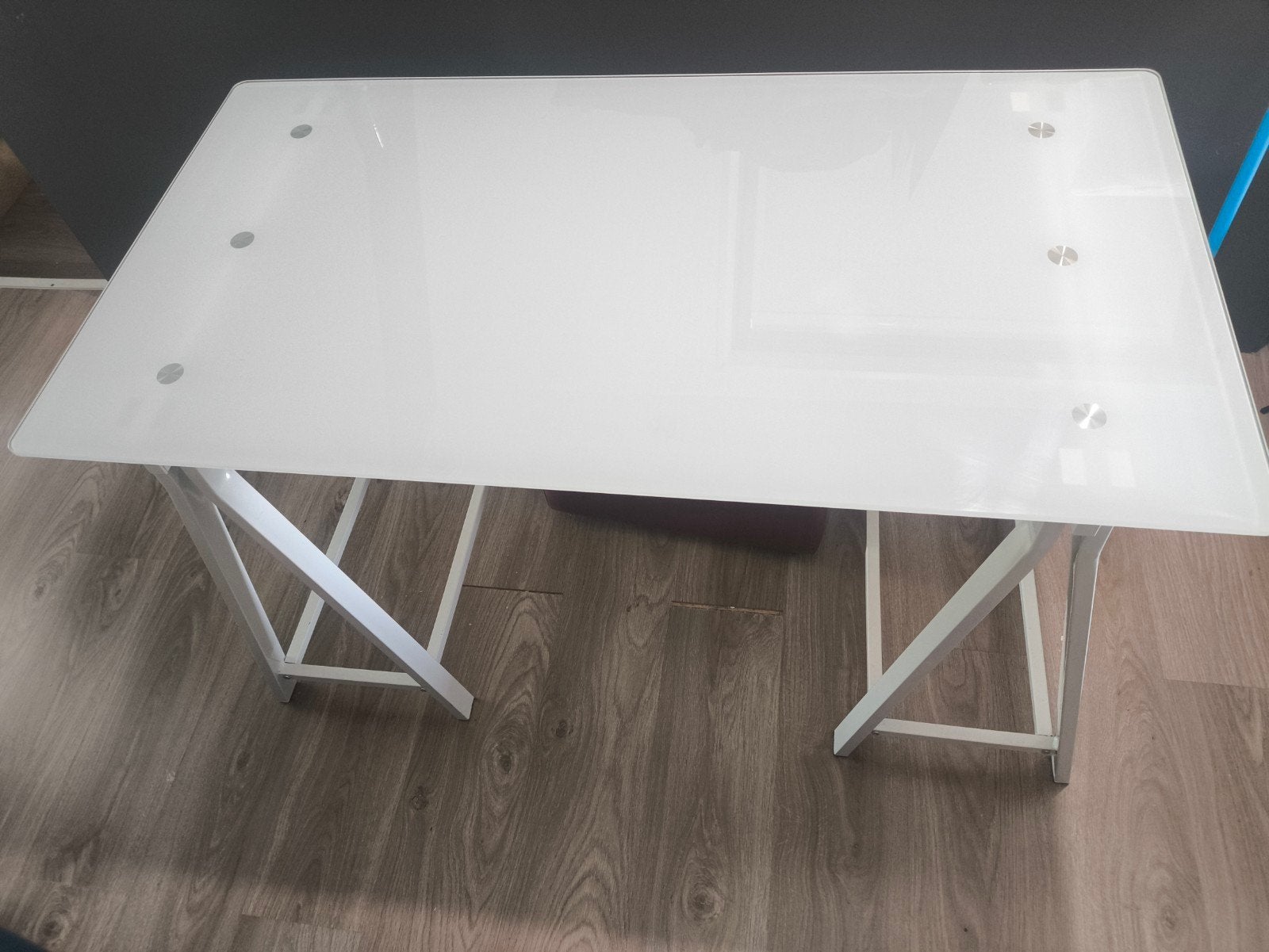 Moderne witte glazen eettafel met metalen onderstel, Huis en Inrichting, Tafels | Eettafels, Ophalen, Gebruikt, 100 tot 150 cm