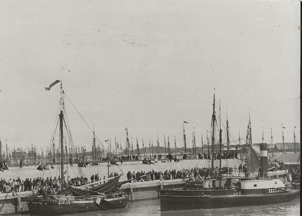Scheveningen Sch174 Bomschuit aan de kant met sleepboot Foto, Verzamelen, Ophalen of Verzenden, Voor 1920, Ongelopen, Zuid-Holland