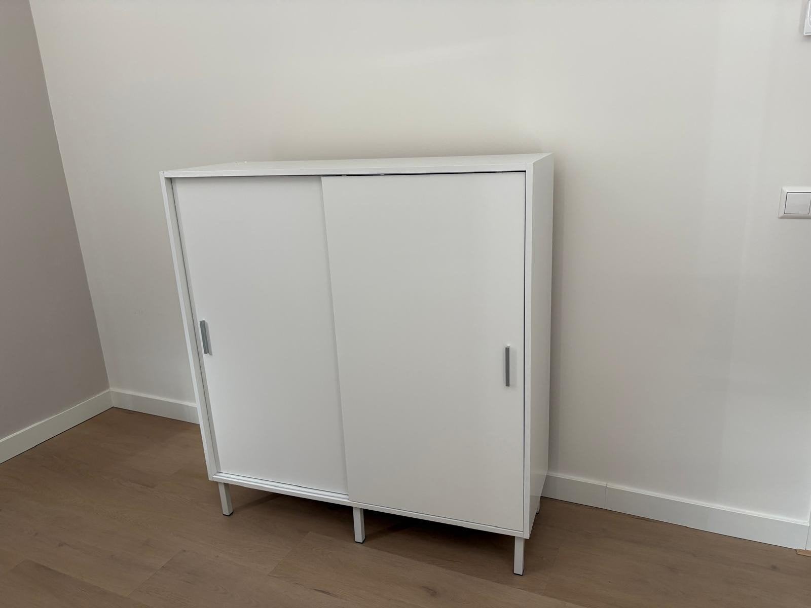 Mooie witte kast op pootjes, met schuifdeurtjes en planken, Huis en Inrichting, Kasten | Schoenenkasten, Ophalen, Zo goed als nieuw
