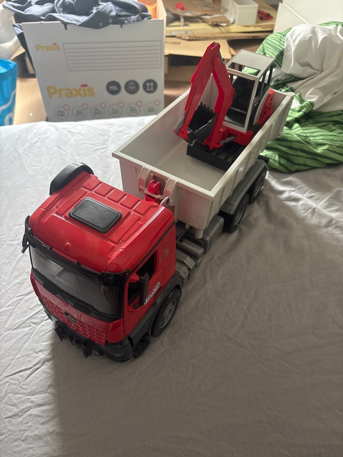 Bruder Mercedes Actros Vrachtwagen met Graafmachine, Ophalen of Verzenden, Zo goed als nieuw
