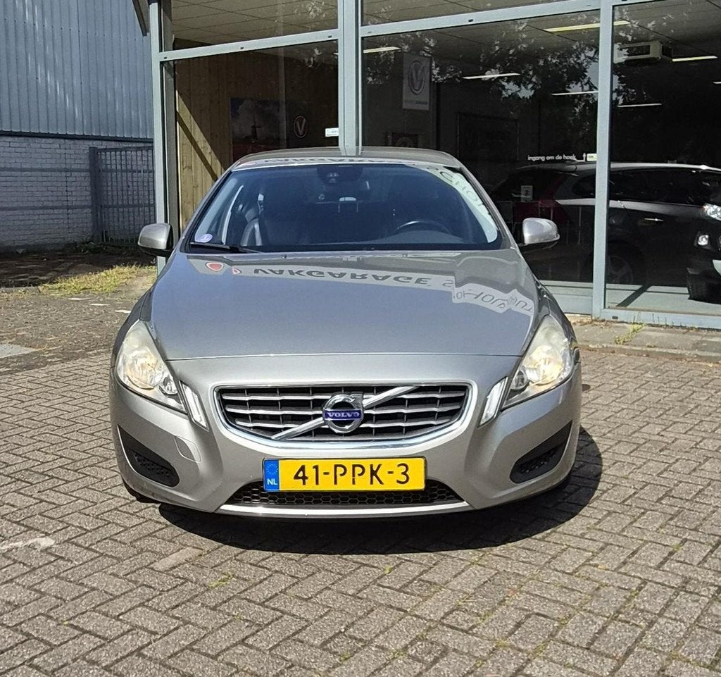 Volvo V60 1.6 T3 Kinetic, Voorwielaandrijving, 15 km/l, Gebruikt, Zwart