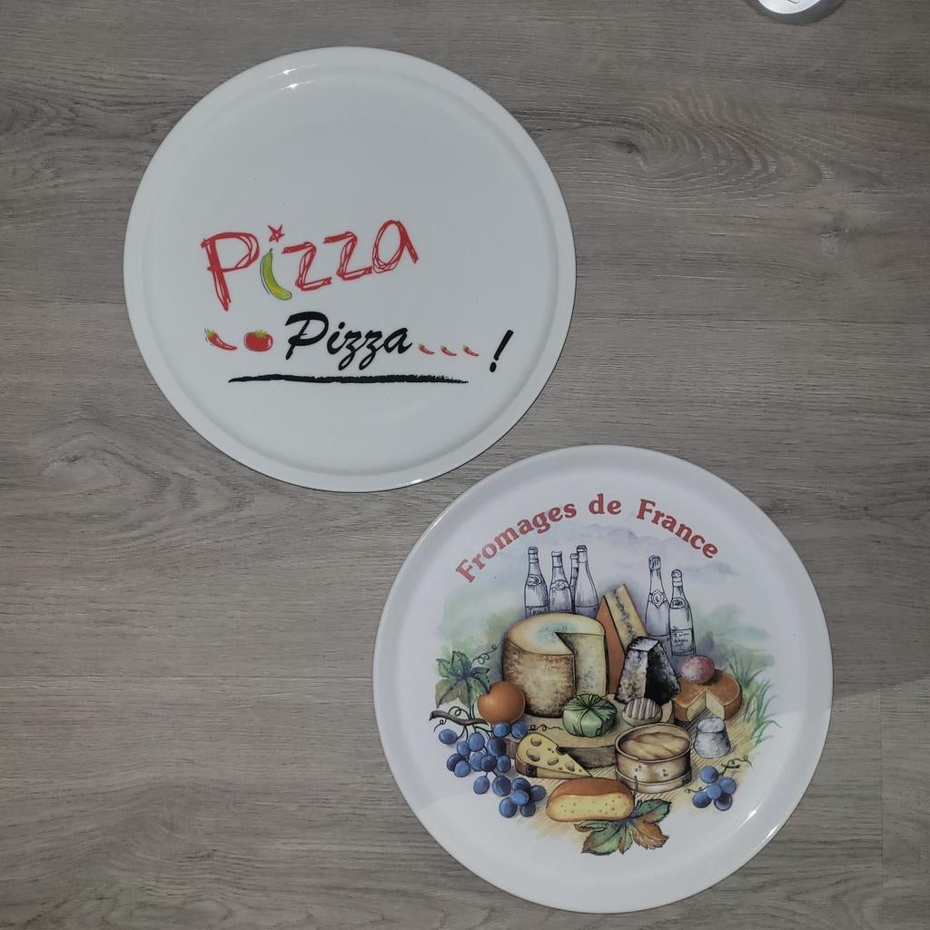 2 decoratieve borden: Pizza en Fromages de France, Huis en Inrichting, Keuken | Servies, Ophalen, Overige materialen, Gebruikt