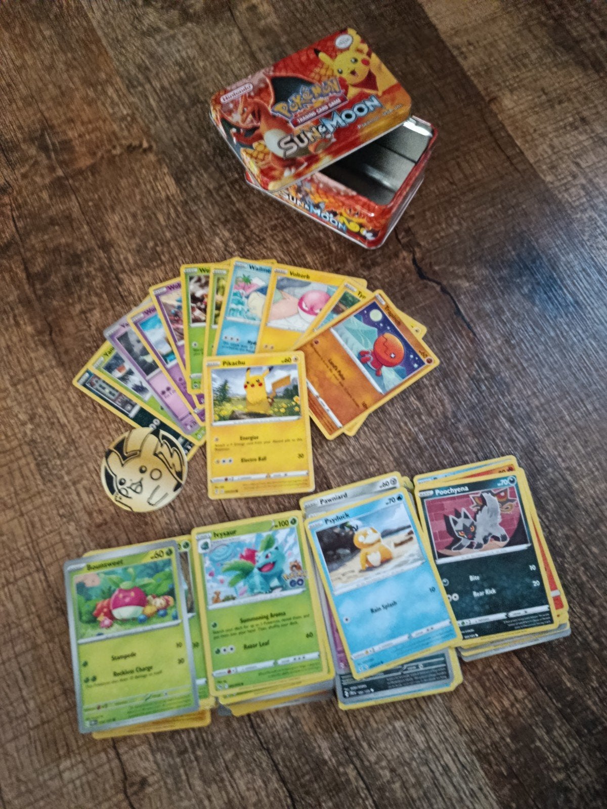 Pokémon kaarten collectie met Pikachu munt en blik, Hobby en Vrije tijd, Verzamelkaartspellen | Pokémon, Ophalen