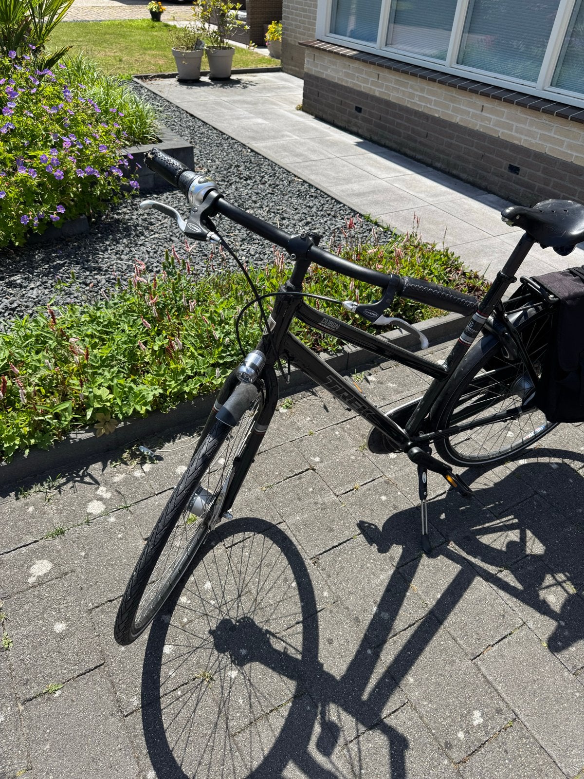 Trek zwarte stadsfiets met fietstassen, Fietsen en Brommers, Fietsen | Dames | Damesfietsen, Velgrem, Versnellingen, Ophalen, Overige merken