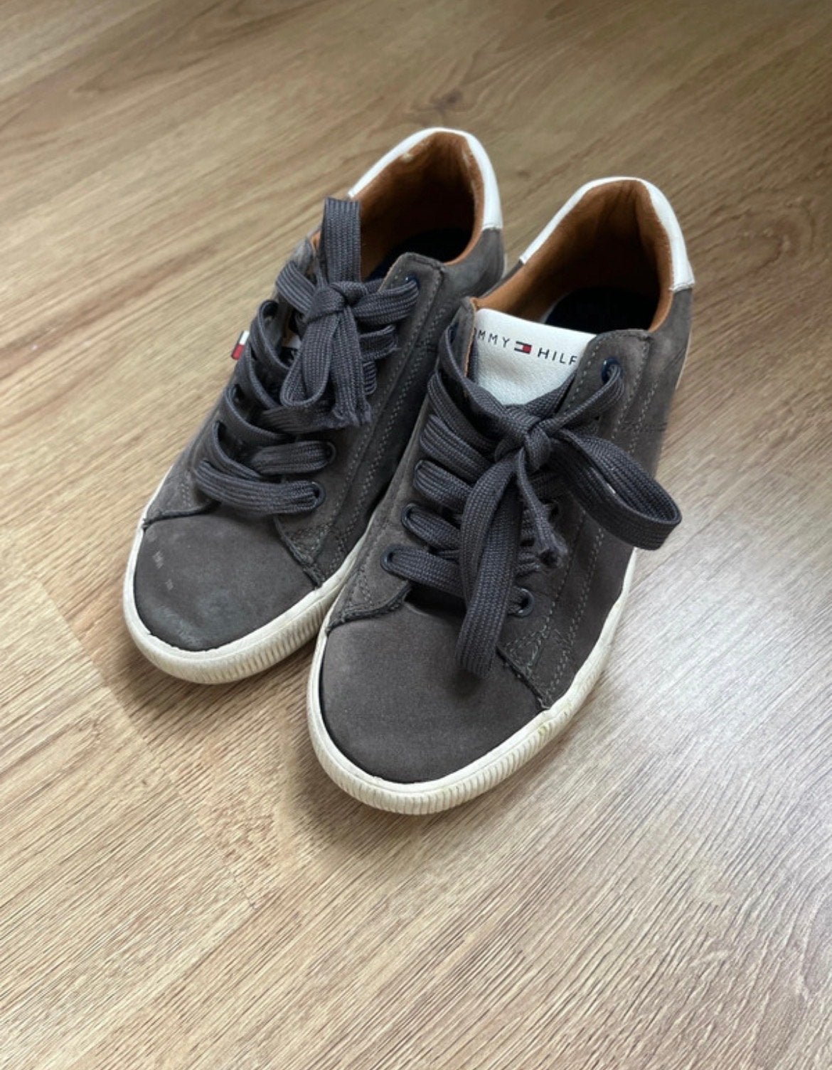 Tommy Hilfiger sneakers - Maat 35, Ophalen of Verzenden, Grijs, Sneakers of Gympen, Zo goed als nieuw