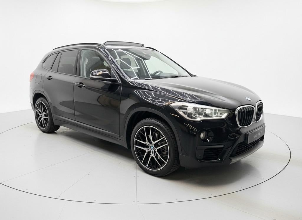 BMW X1 SDrive18i High Executive AUTOMAAT PDC PANO LEER, Auto's, Gebruikt, Lichtsensor, Zwart, 3 cilinders