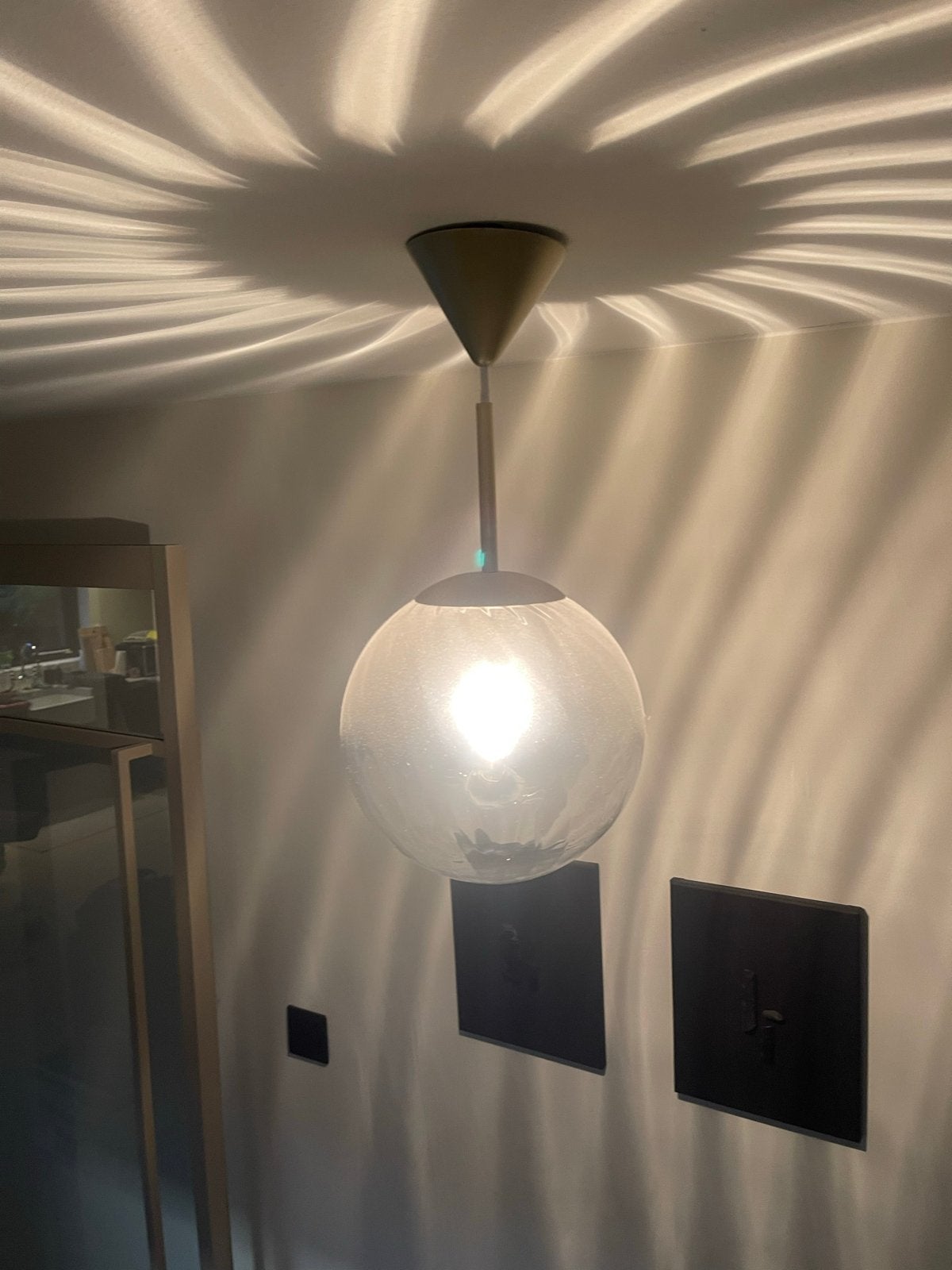 Moderne hanglamp met glazen bol en uniek lichteffect, Ophalen of Verzenden, Zo goed als nieuw, Glas, E27 (groot)