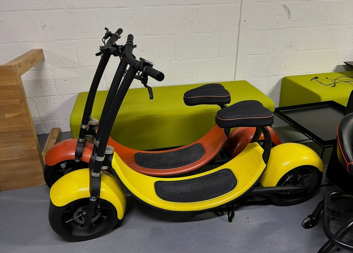 2x Astreea One Elektrische Scooters - Oranje & Geel, Ophalen of Verzenden, Gebruikt, Elektrische step (E-scooter)