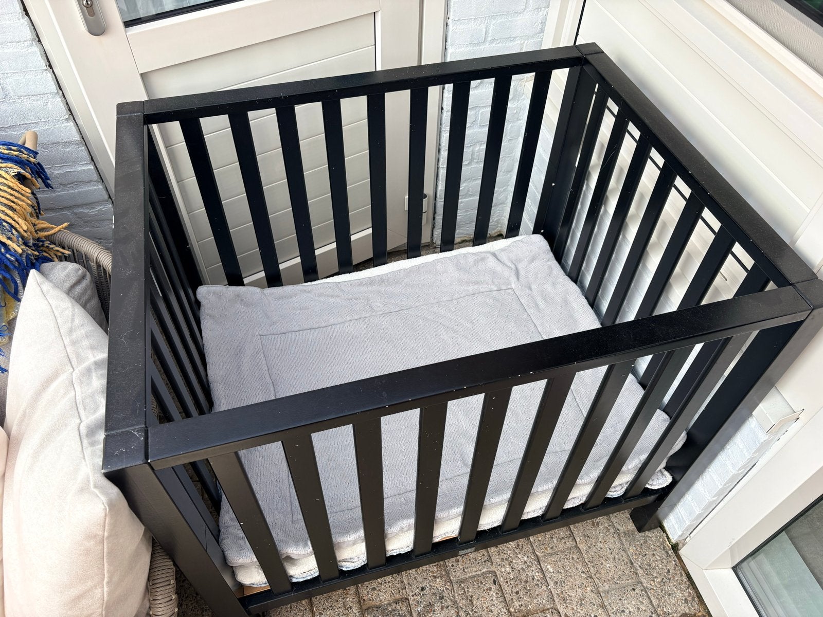 Zwarte box met twee boxkleden, Kinderen en Baby's, Boxen, Ophalen, Gebruikt, Vierkant, Boxkleed