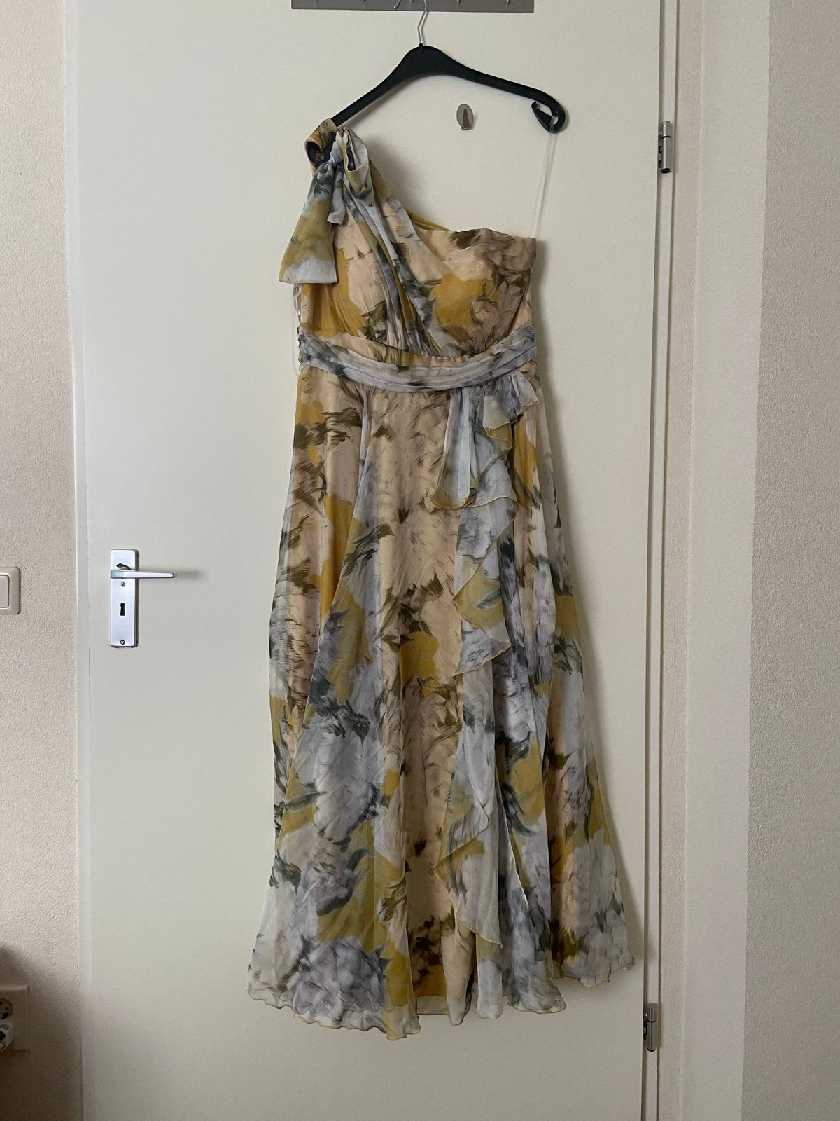 Elegante avondjurken €50,00 per stuk, Ophalen, Geel, Maat 46/48 (XL) of groter, Zo goed als nieuw