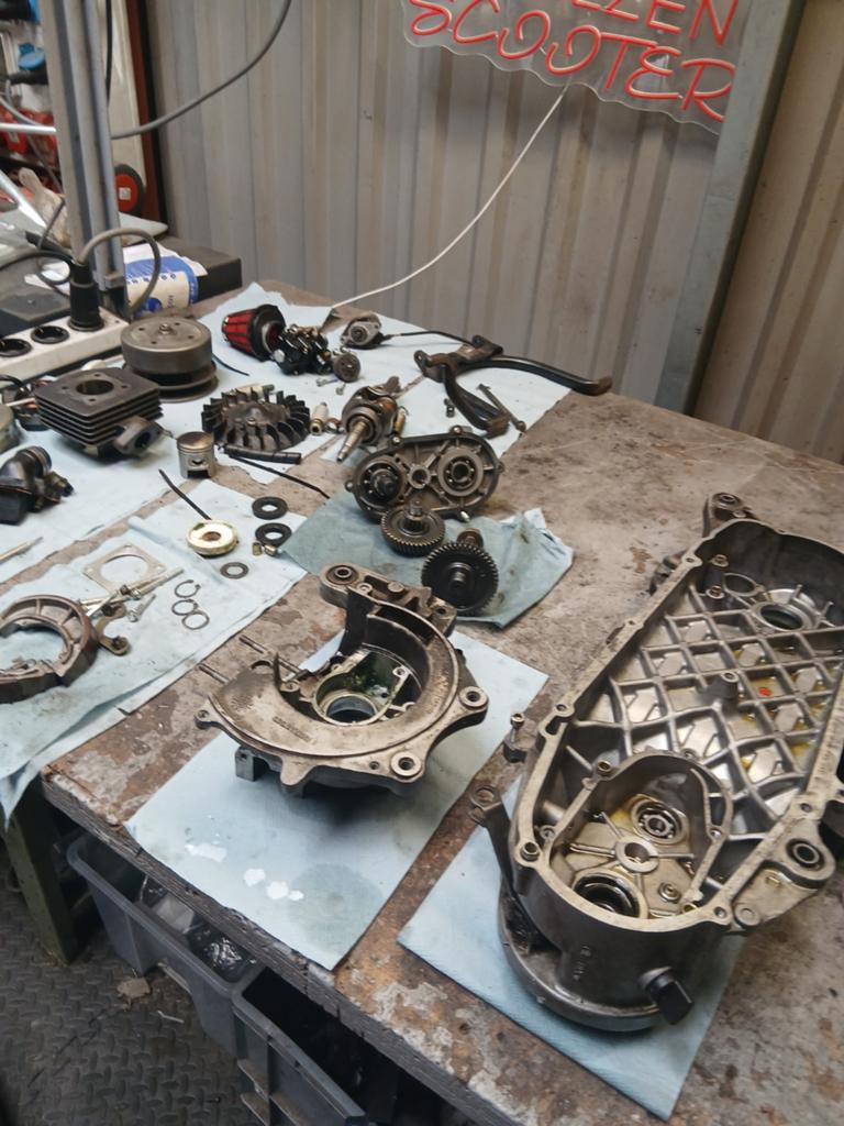 Derbi atlantis mag weg in onderdelen, Ophalen, Zo goed als nieuw, Uitlaat, Piaggio