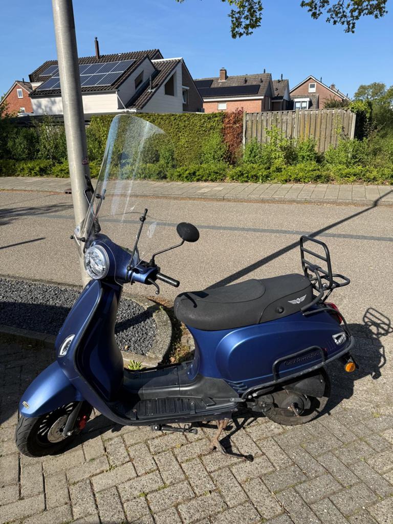 DJJD Scooter – Matblauw – Bouwjaar 2021 – Nieuwe accu, Ophalen, Zo goed als nieuw, Benzine, Maximaal 25 km/u