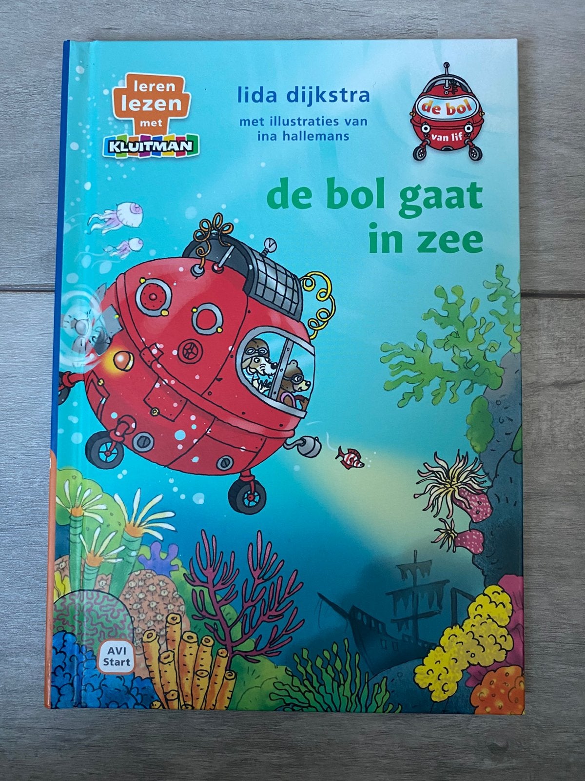 NIEUW De bol gaat in zee - Lida Dijkstra AVI START, Boeken, Ophalen of Verzenden, Zo goed als nieuw, Fictie algemeen