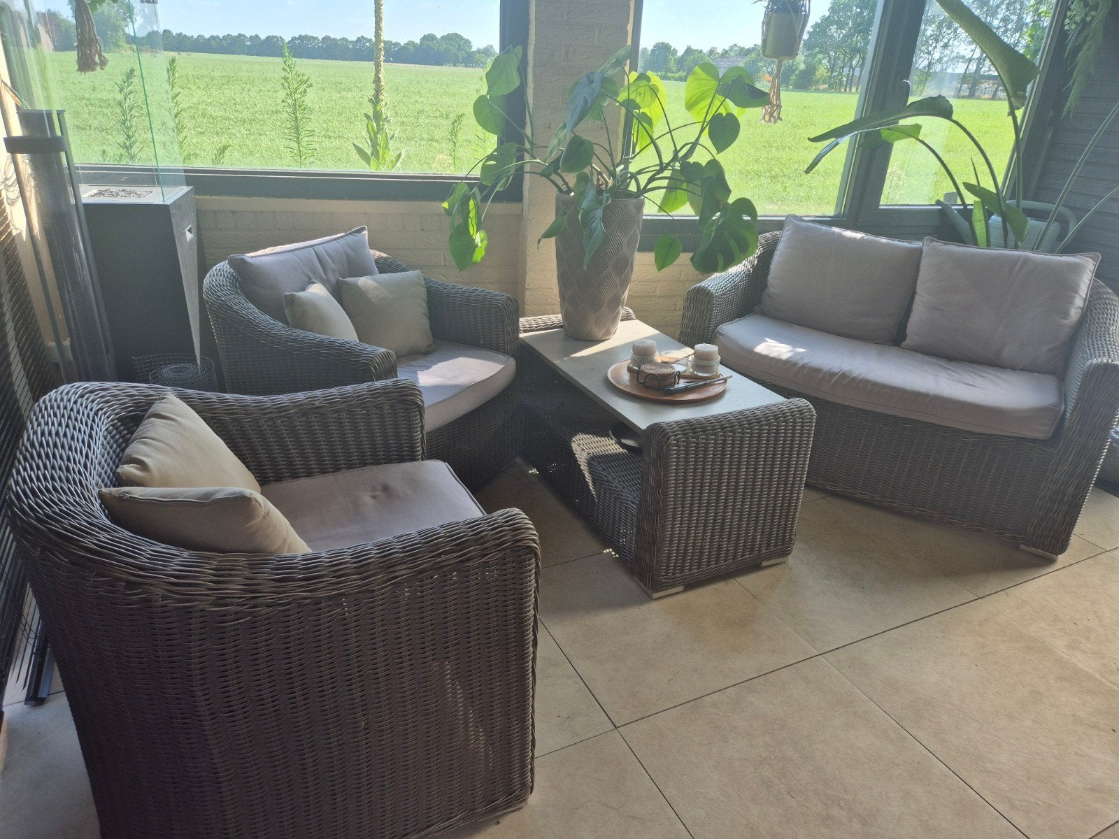 Loungeset met tafel, Ophalen, Zo goed als nieuw