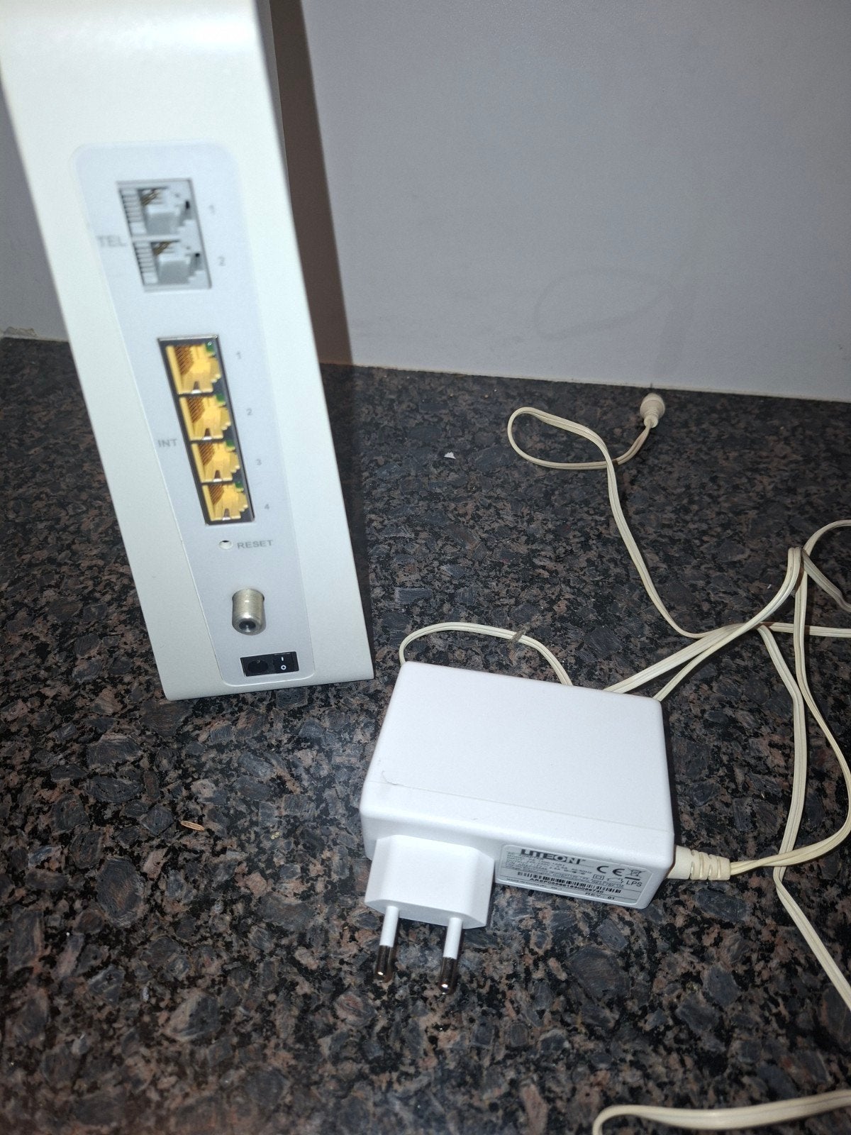 Ziggo Connectbox Router met modem en adapter, Ophalen of Verzenden, Gebruikt, Router met modem, Ziggo