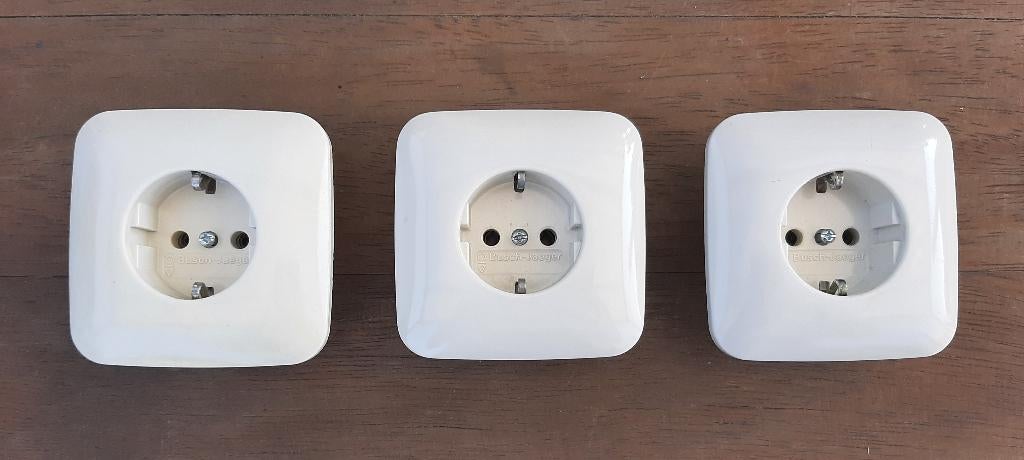 3 stuks Busch-Jaeger Enkele Wandcontactdoos met Randaarde, Ophalen, Zo goed als nieuw, Klassieke Wandcontactdoos met afgeronde hoeken