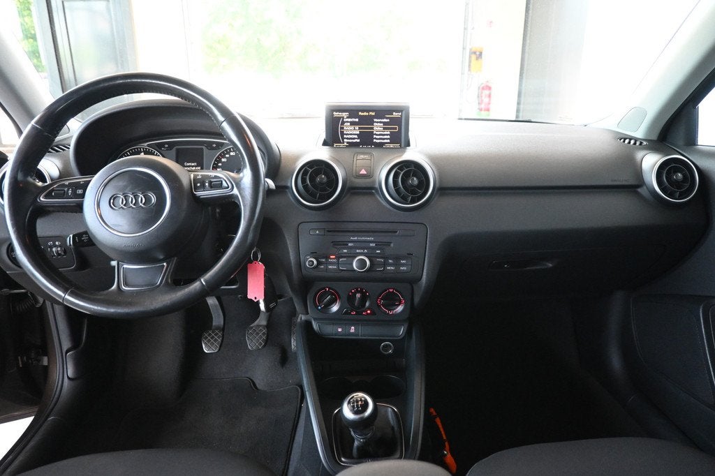 Audi A1 1.2 TFSI Attraction Pro Line Business Airco Cruise C, Voorwielaandrijving, Euro 5, 4 cilinders, 4 stoelen