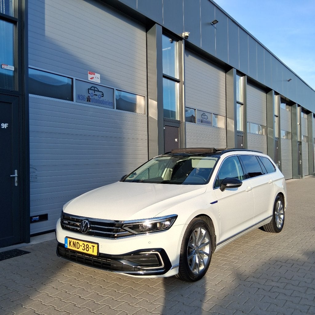 Volkswagen Passat Variant GTE 218PK/ DYNAUDIO/PANO/H.U.D., Auto's, Dealer onderhouden, Wit, Hybride Elektrisch/Benzine, 1600 kg
