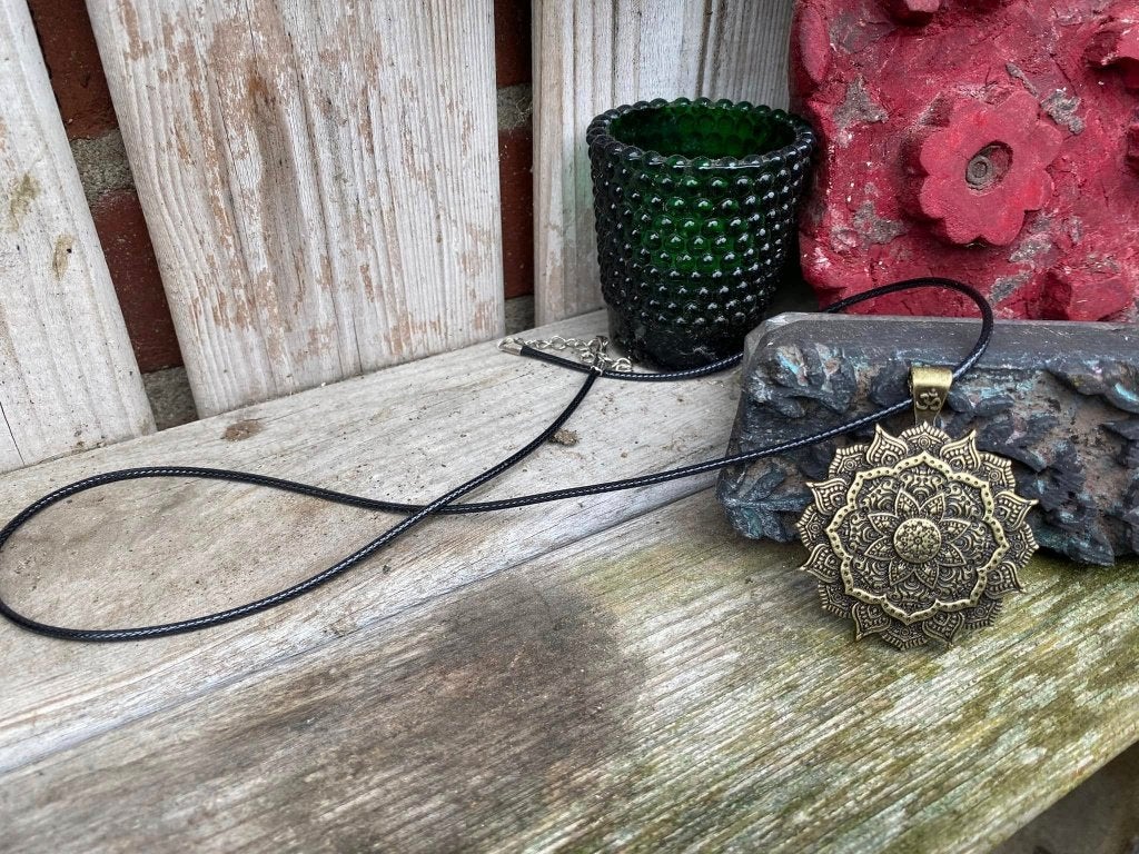 Prachtige bronzen of zilverkleurige Mandala amulet aan ketti, Overige materialen, Verstelbaar, Overige kleuren, Nieuw