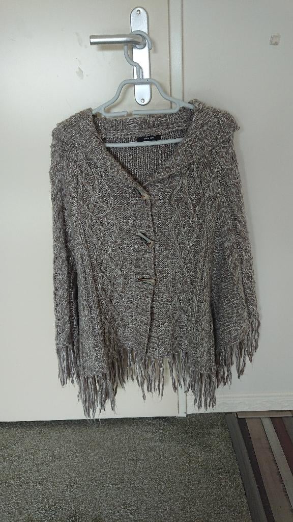 Grijze poncho/vest, maat M, Maat 38/40 (M), Ophalen of Verzenden, Grijs, Gedragen