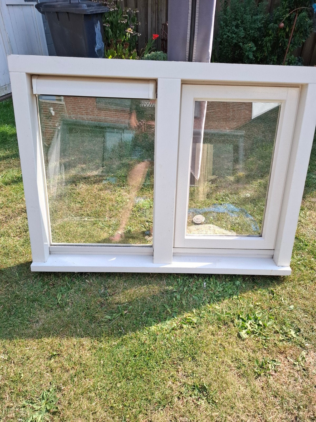 Raamkozijn met dubbelglas, rooster en raamkruk met slot, Ophalen, Gevelraam of Ruit, Gebruikt, 80 tot 120 cm