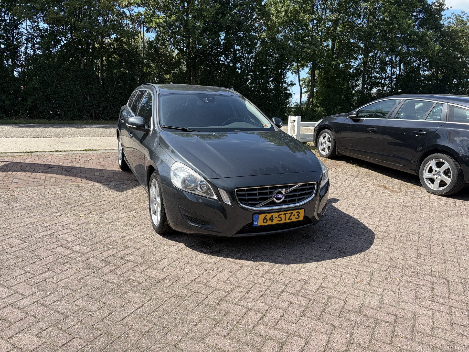 Volvo V60 1.6 T3 Momentum TREKHAAK STOELVERWARMING NAVI, Voorwielaandrijving, 15 km/l, Gebruikt, Zwart