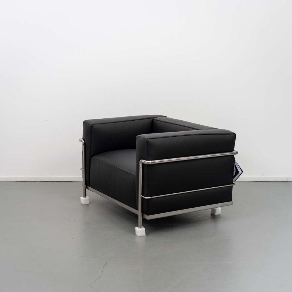 1x Cassina Le Corbusier LC3 fauteuil Zwart - Leer, Huis en Inrichting, Fauteuils, Niet ingevuld, Minder dan 75 cm, Niet ingevuld