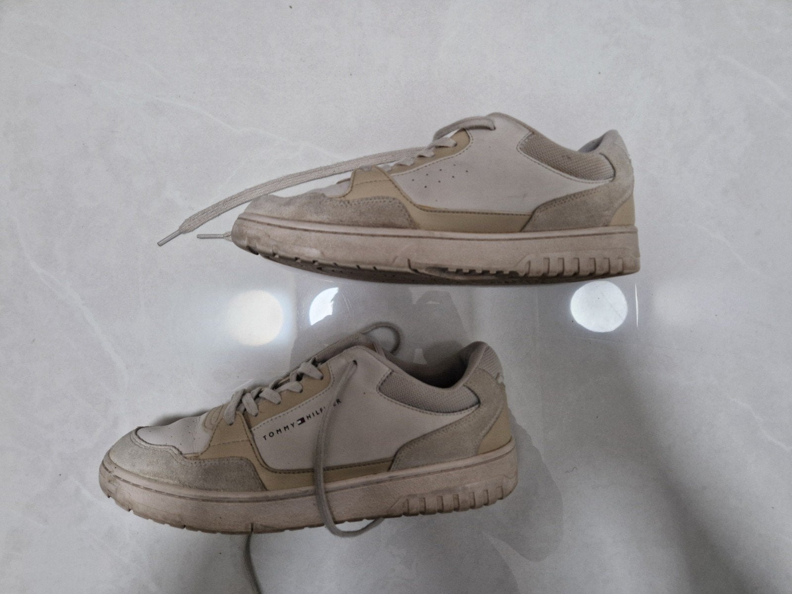 Tommy Hilfiger sneakers - Beige/Crème, Beige, Ophalen of Verzenden, Sneakers of Gympen, Gedragen