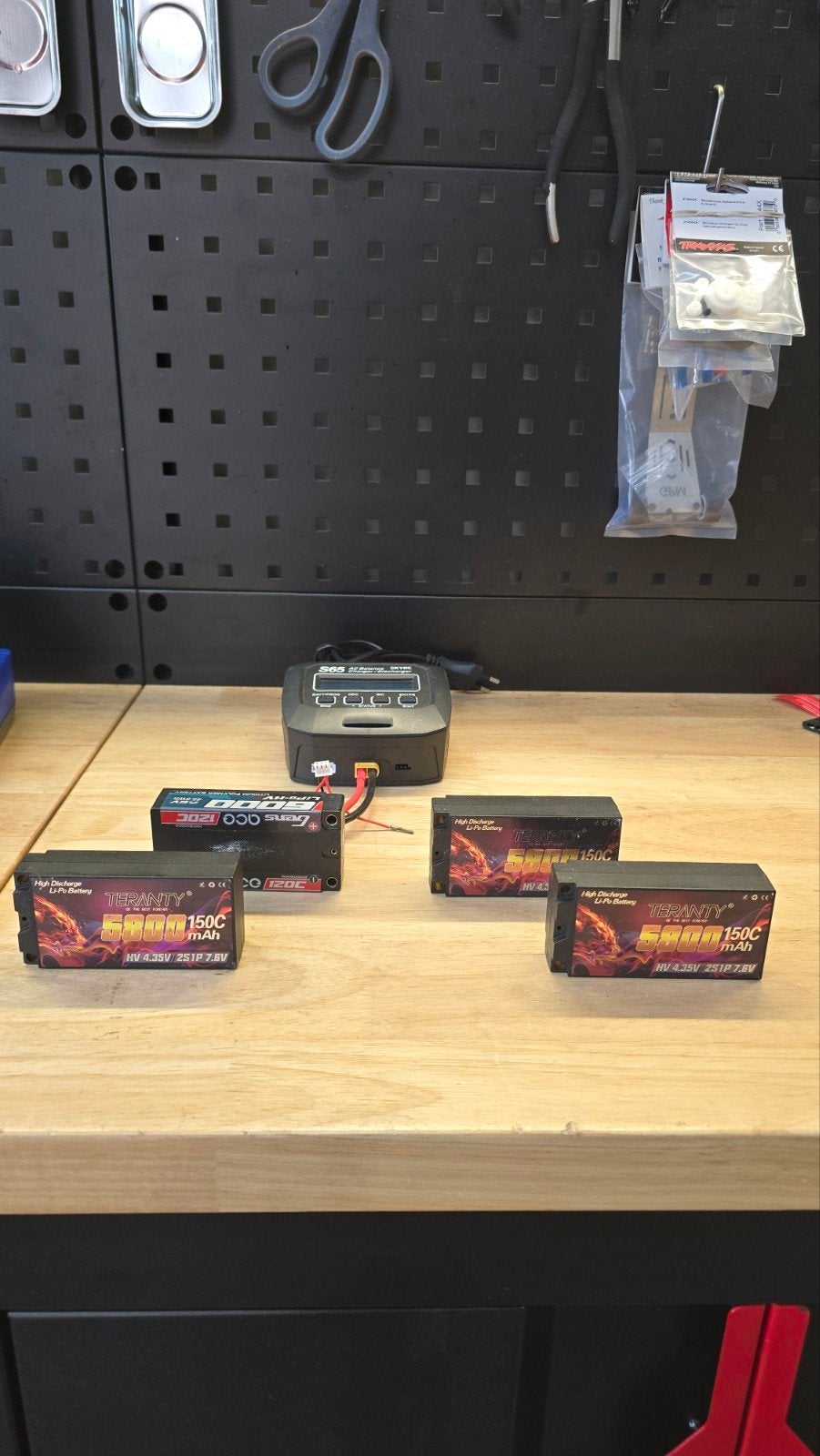 Lipo lader met 4 hv 2s shorty lipo's, Ophalen of Verzenden, Overige schalen, Onderdeel