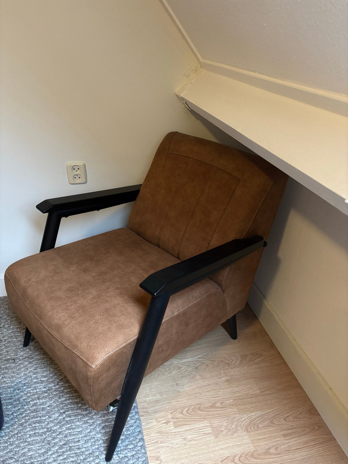 bruine fauteuil met zwarte armleuningen, Ophalen, Bruin, Zo goed als nieuw, Eén
