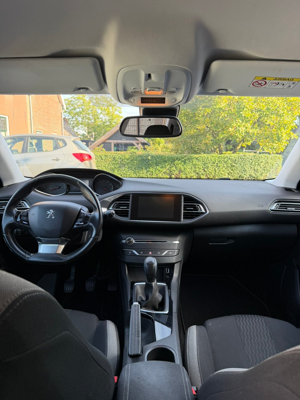 Foto 16 van Peugeot 308 1.2 E-thp 81KW/110PK SW 2015 Zwart